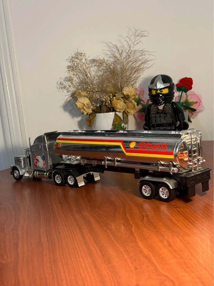 1:24 Scale Peterbilt Tanker Truck (Shell) - Diecast Model - photo 3