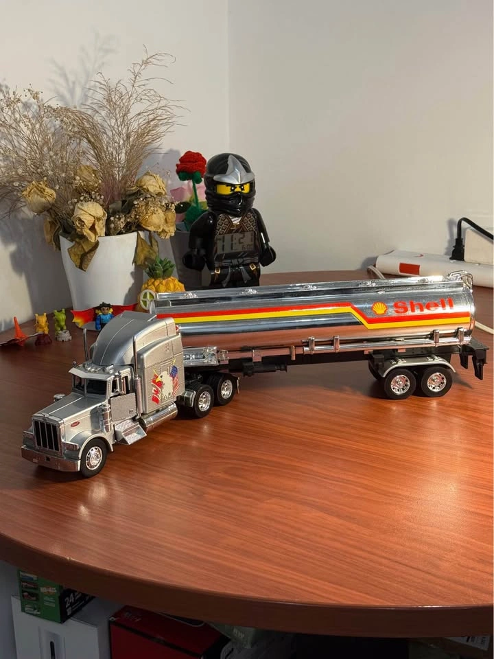 1:24 Scale Peterbilt Tanker Truck (Shell) - Diecast Model - photo 4