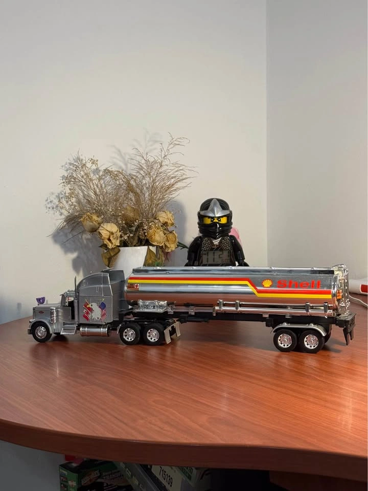 1:24 Scale Peterbilt Tanker Truck (Shell) - Diecast Model - photo 5