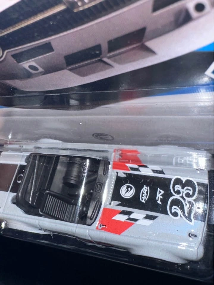 Hotwheels Treasure Hunt Triumph TR6 - photo 2