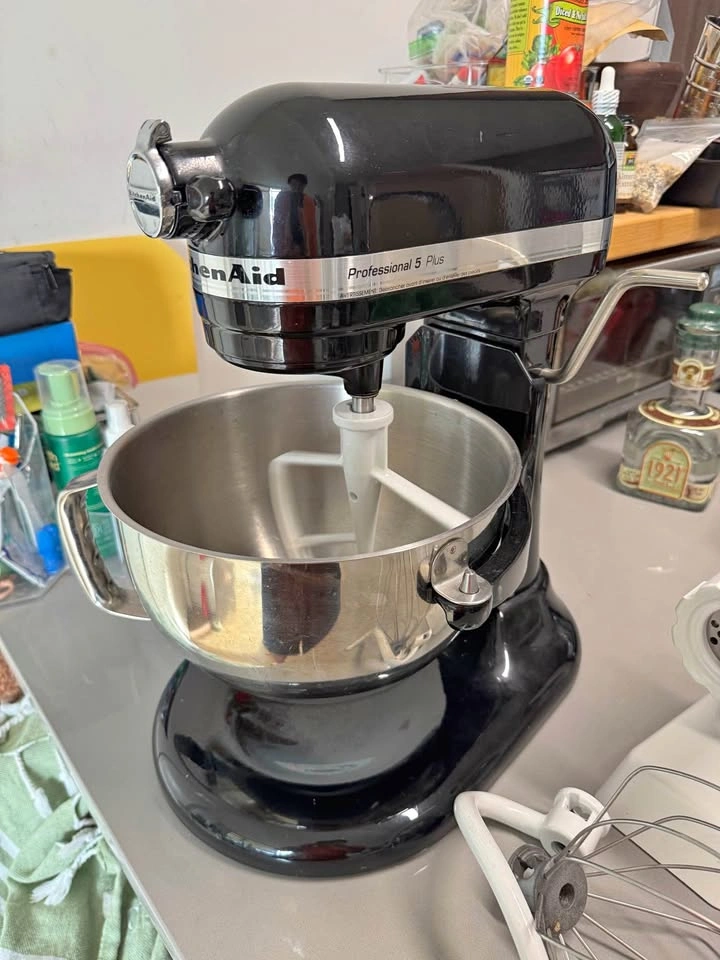 Barely used! Kitchen Aid Stand Mixer 5QT