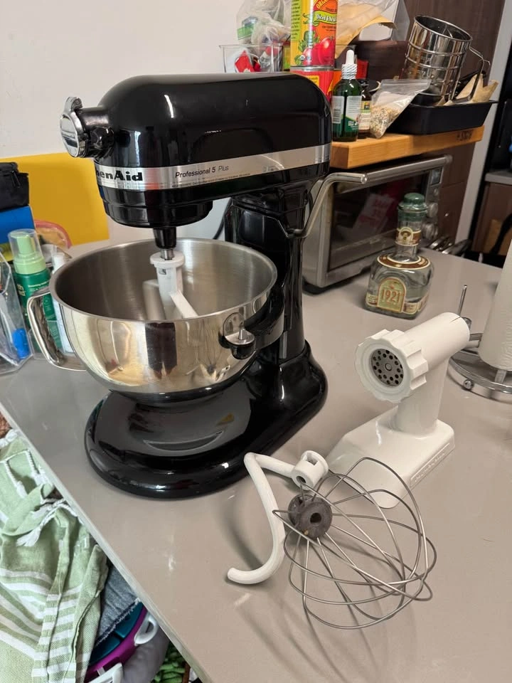 Barely used! Kitchen Aid Stand Mixer 5QT - photo 2