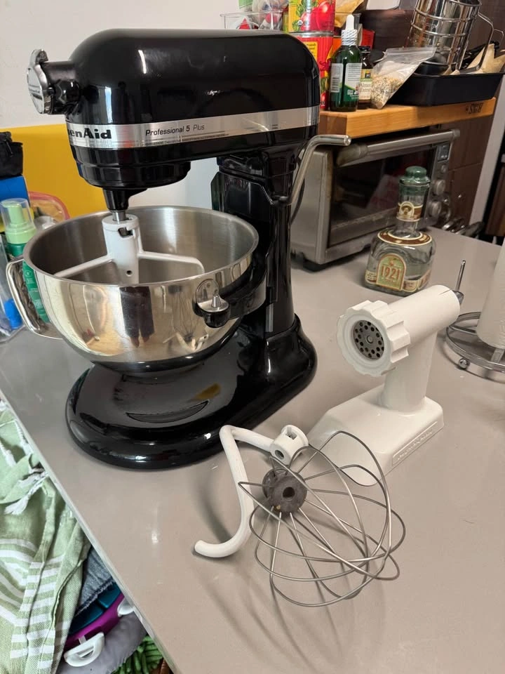 Barely used! Kitchen Aid Stand Mixer 5QT - photo 3