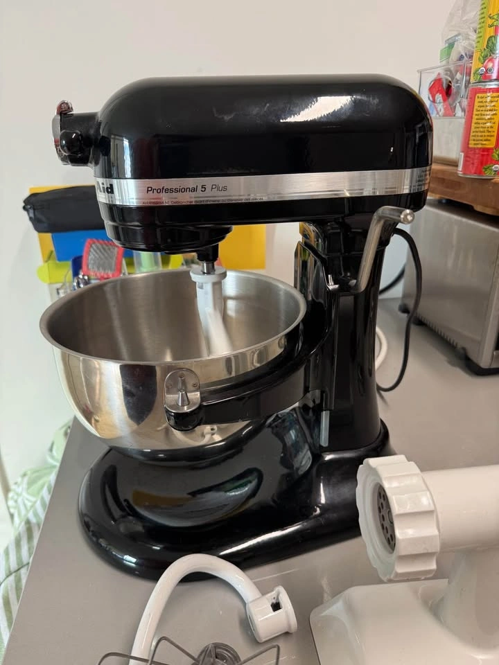 Barely used! Kitchen Aid Stand Mixer 5QT - photo 4
