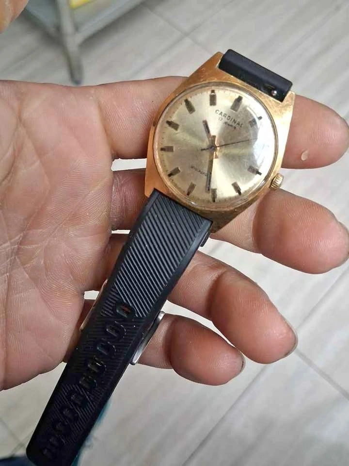 Variety of Vintage watches. Functional, battery needed, ask abou