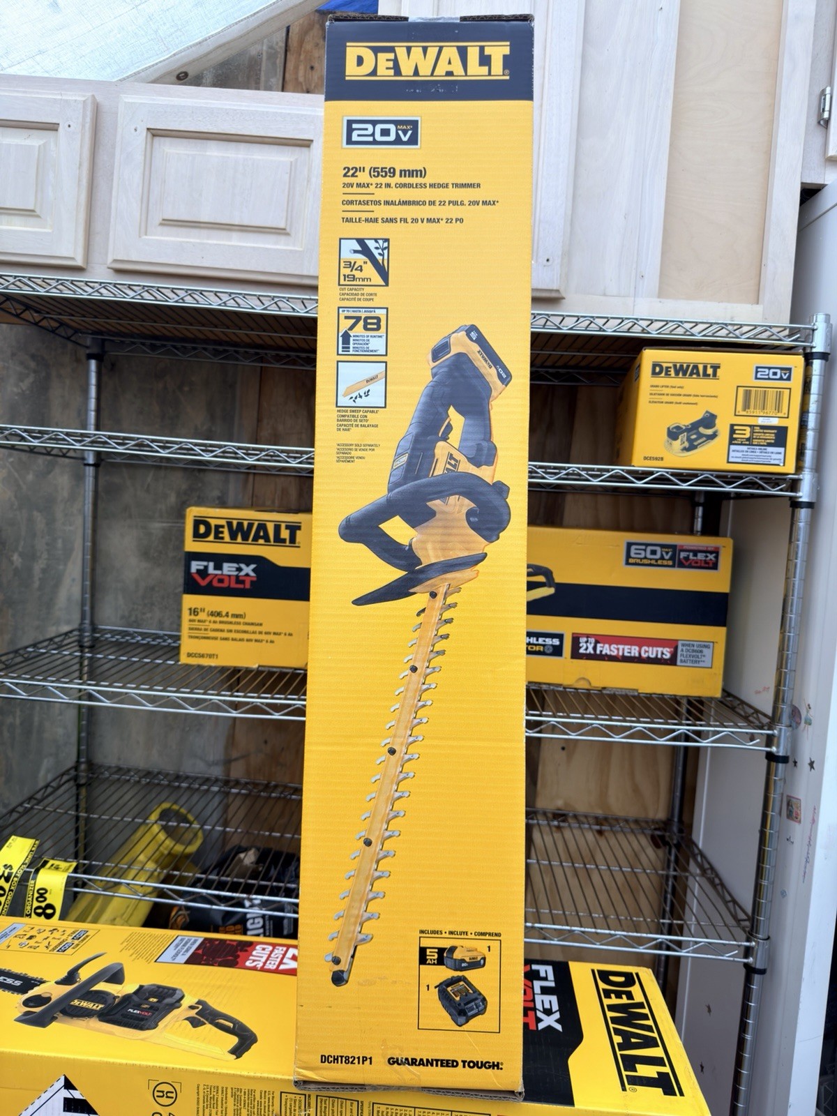 DEWALT 20V Cordless Hedge Trimmer 22 in DCHT821P1