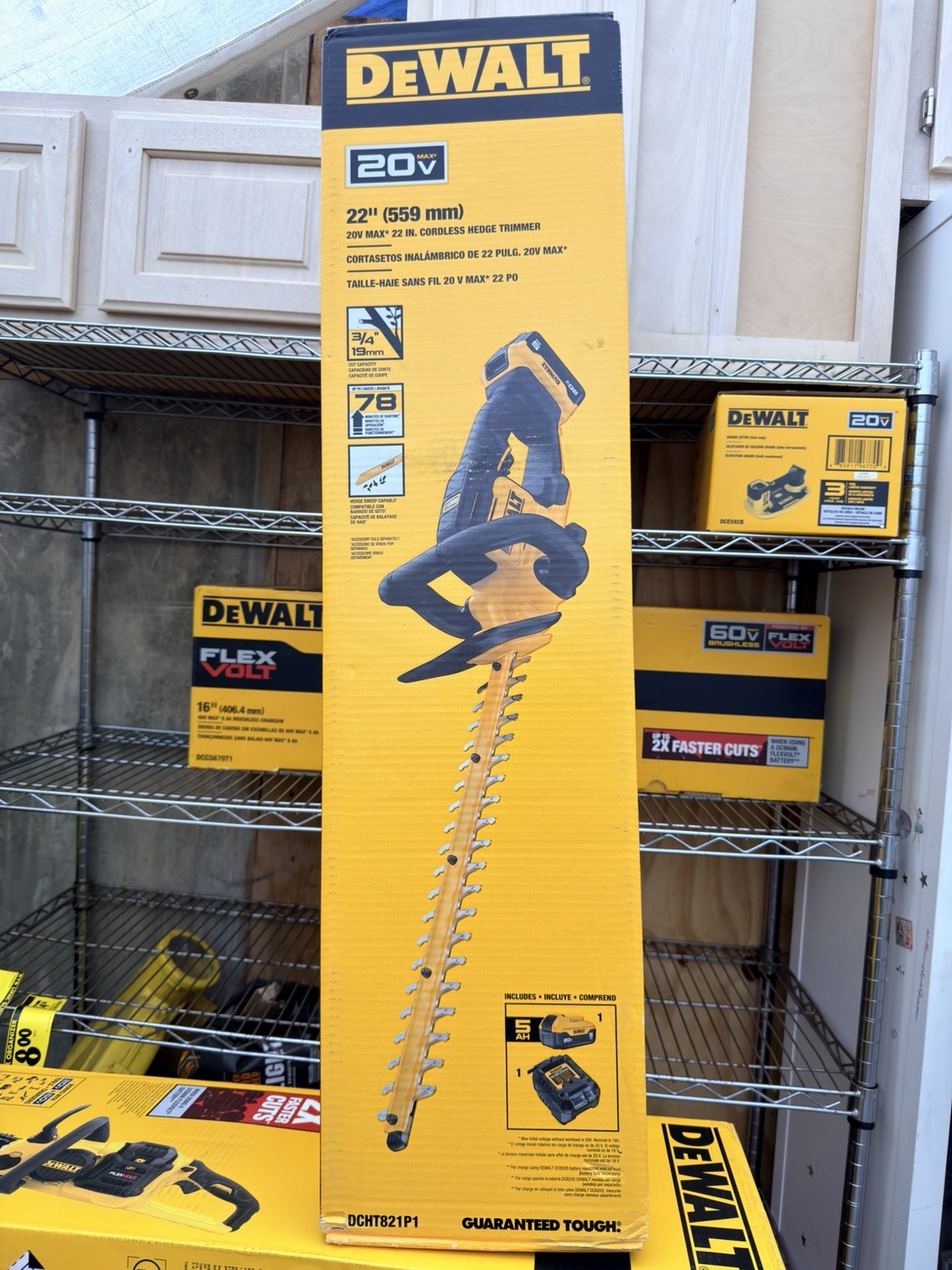 DEWALT 20V Cordless Hedge Trimmer 22 in DCHT821P1 - photo 2
