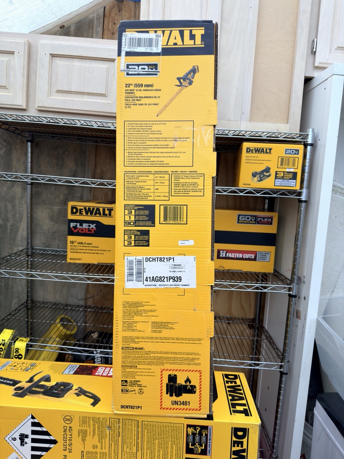 DEWALT 20V Cordless Hedge Trimmer 22 in DCHT821P1 - photo 3