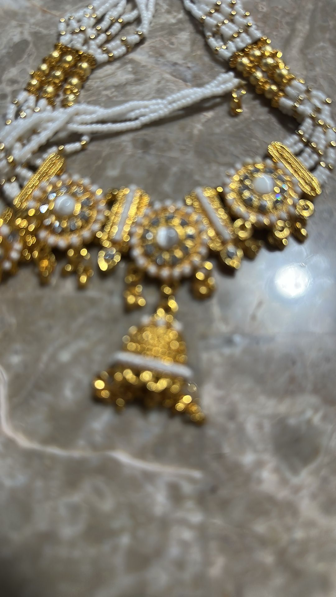 Beautiful White and Gold Indian Jewelry Set - photo 3