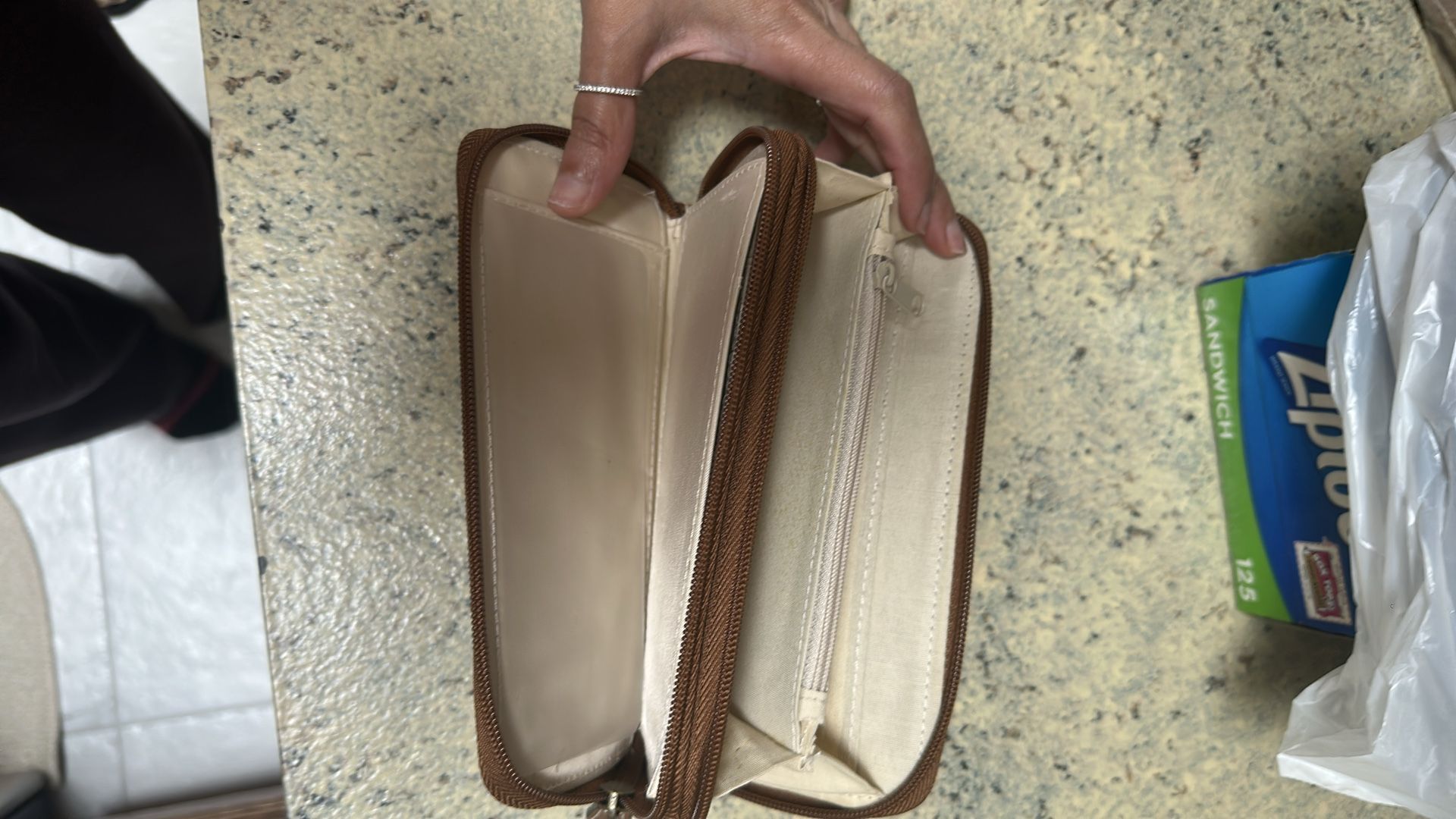 Used Treviso purse and a brand new wallet - photo 3
