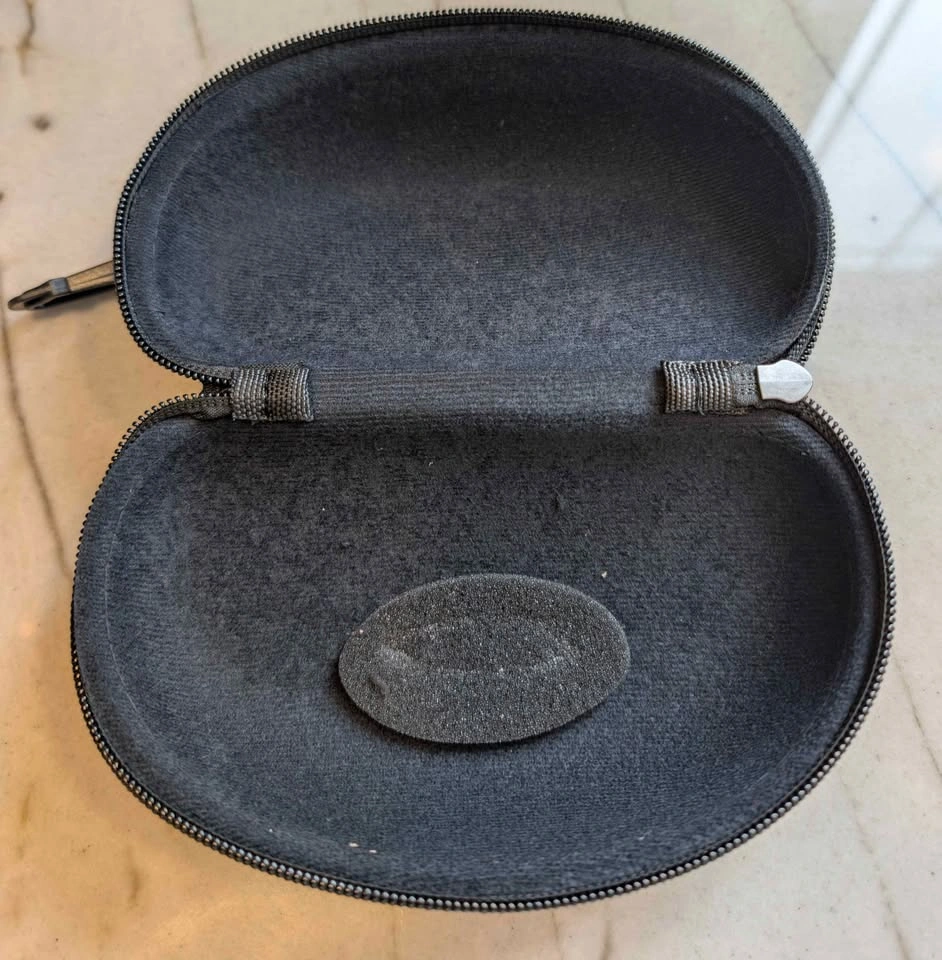Oakley Sunglasses Zipper Case w/ Cleaning Cloth & Pouch - photo 2