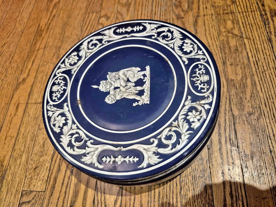 Vintage Wedgewood Design Biscuit Tin Made in England
