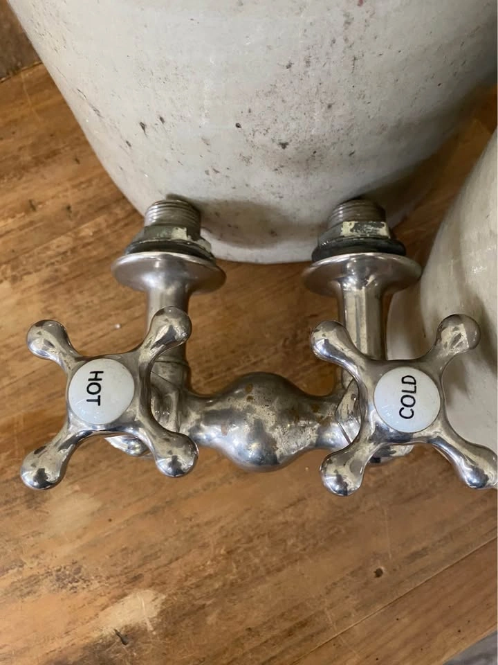 Salvaged Vintage hot / cold faucet - photo 3