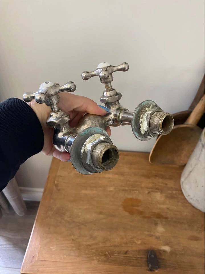 Salvaged Vintage hot / cold faucet - photo 4