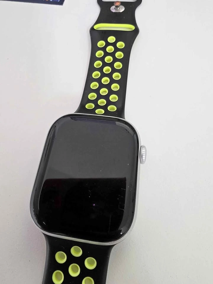 Apple Watch Series 10 - Good Condition + Extra Bands