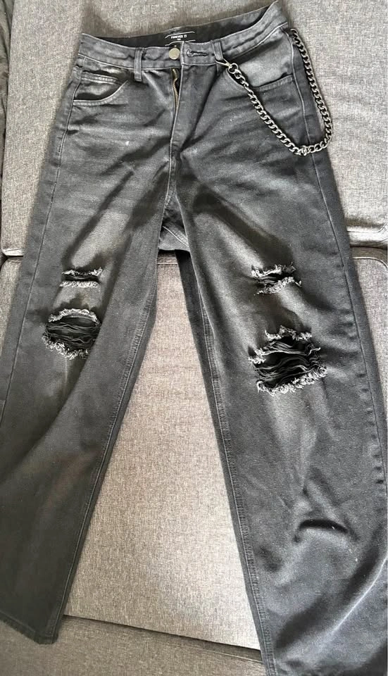 Forever 21 Men Black Ripped Jeans w/ Chain - Size 28