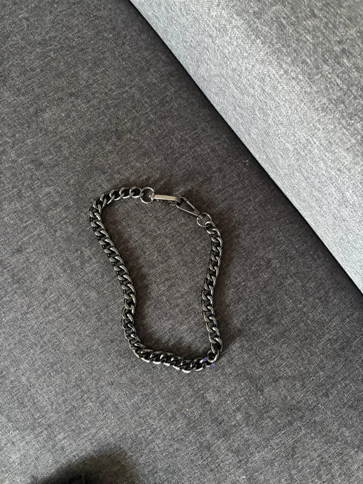 Forever 21 Men Black Ripped Jeans w/ Chain - Size 28 - photo 2