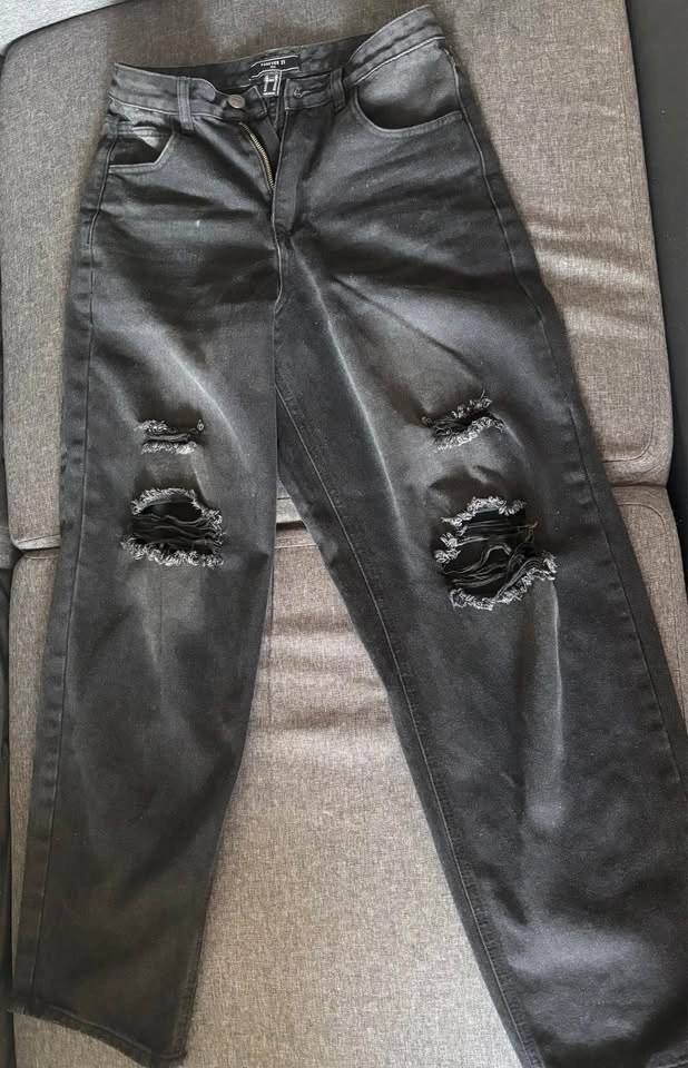Forever 21 Men Black Ripped Jeans w/ Chain - Size 28 - photo 5