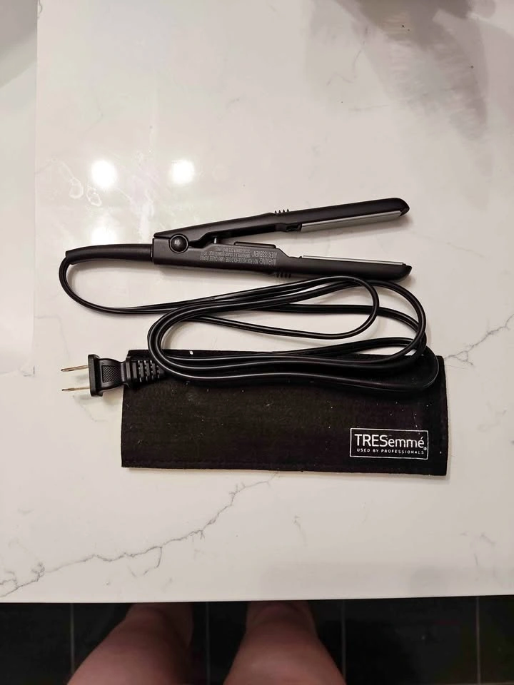Mini travel hair straightener