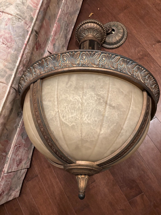 Elegant Chandelier with Ornate Detailing - 4 Bulbs