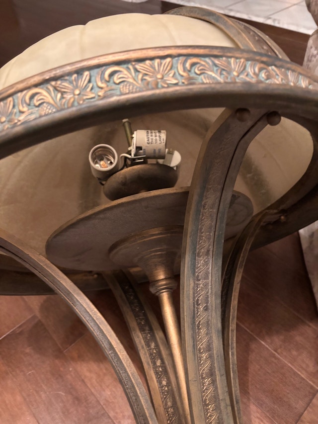 Elegant Chandelier with Ornate Detailing - 4 Bulbs - photo 2