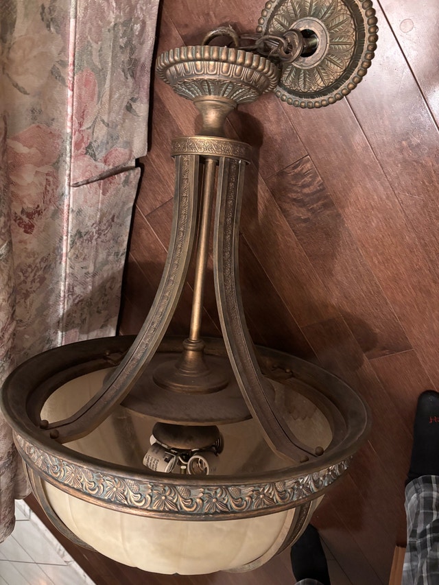 Elegant Chandelier with Ornate Detailing - 4 Bulbs - photo 3