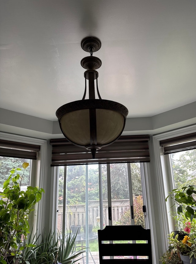 Elegant Chandelier with Ornate Detailing - 4 Bulbs - photo 4