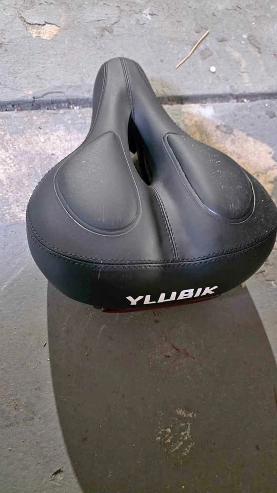 Bike seat with sprigs for comfort