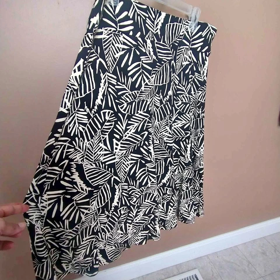Stylish A-line Leaf Print Skirt – Flowy & Flattering, Size M