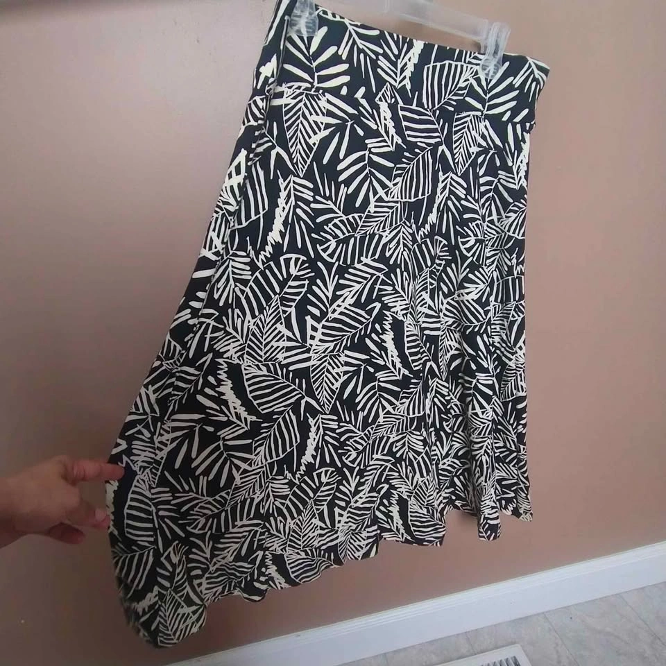 Stylish A-line Leaf Print Skirt – Flowy & Flattering, Size M - photo 2