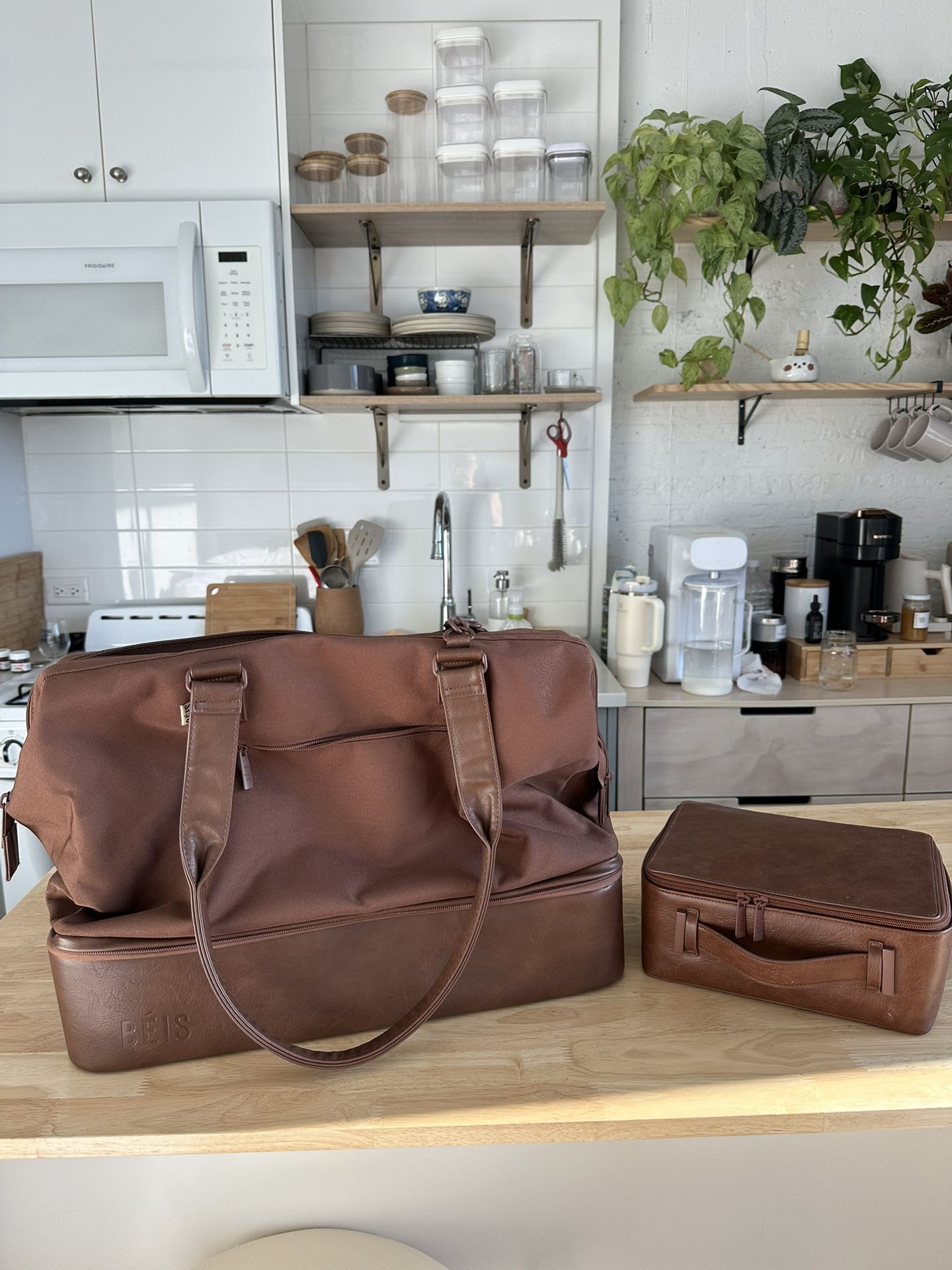 BÉIS Weekender Bag + Matching Cosmetic Case