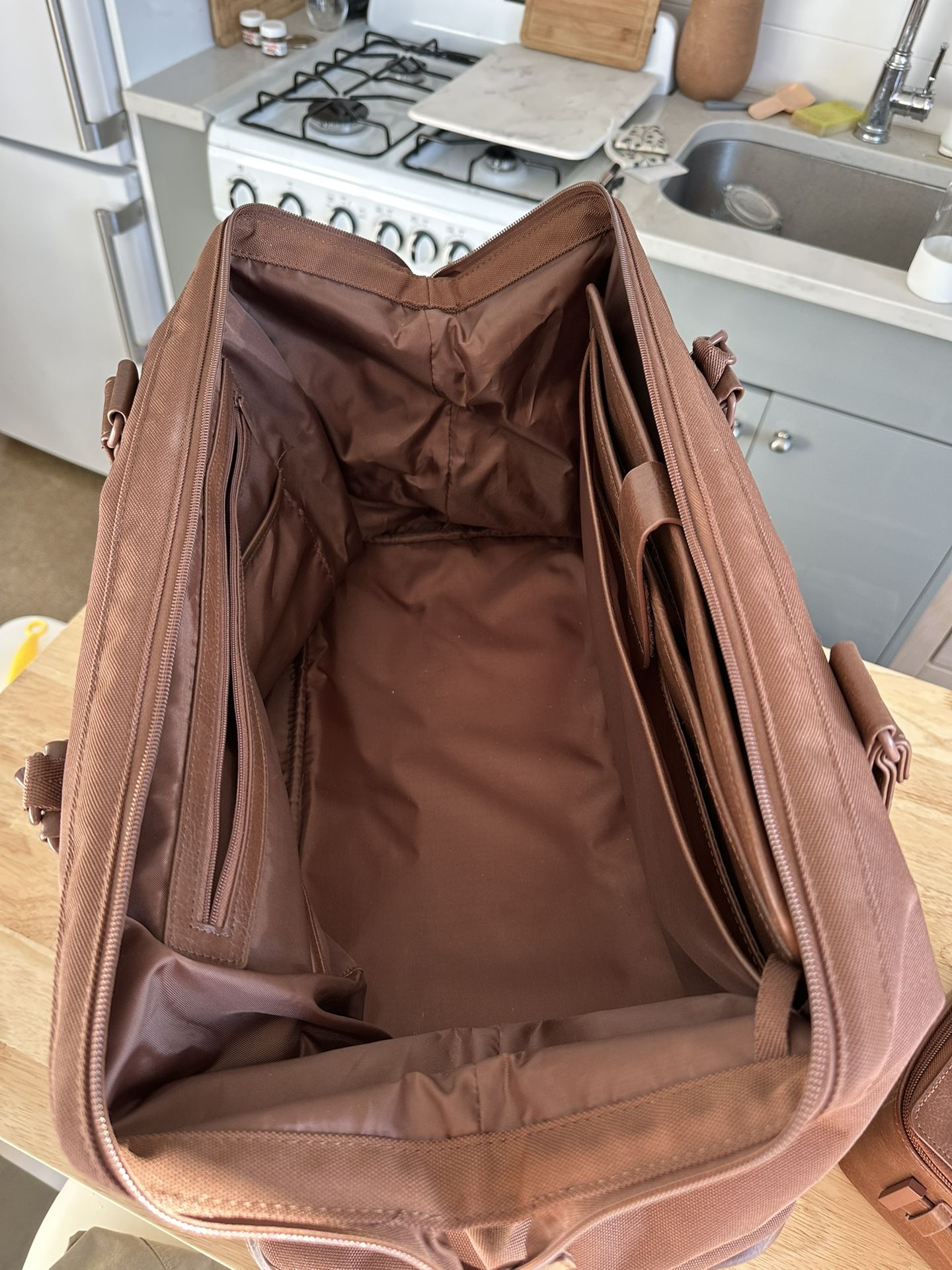 BÉIS Weekender Bag + Matching Cosmetic Case - photo 2