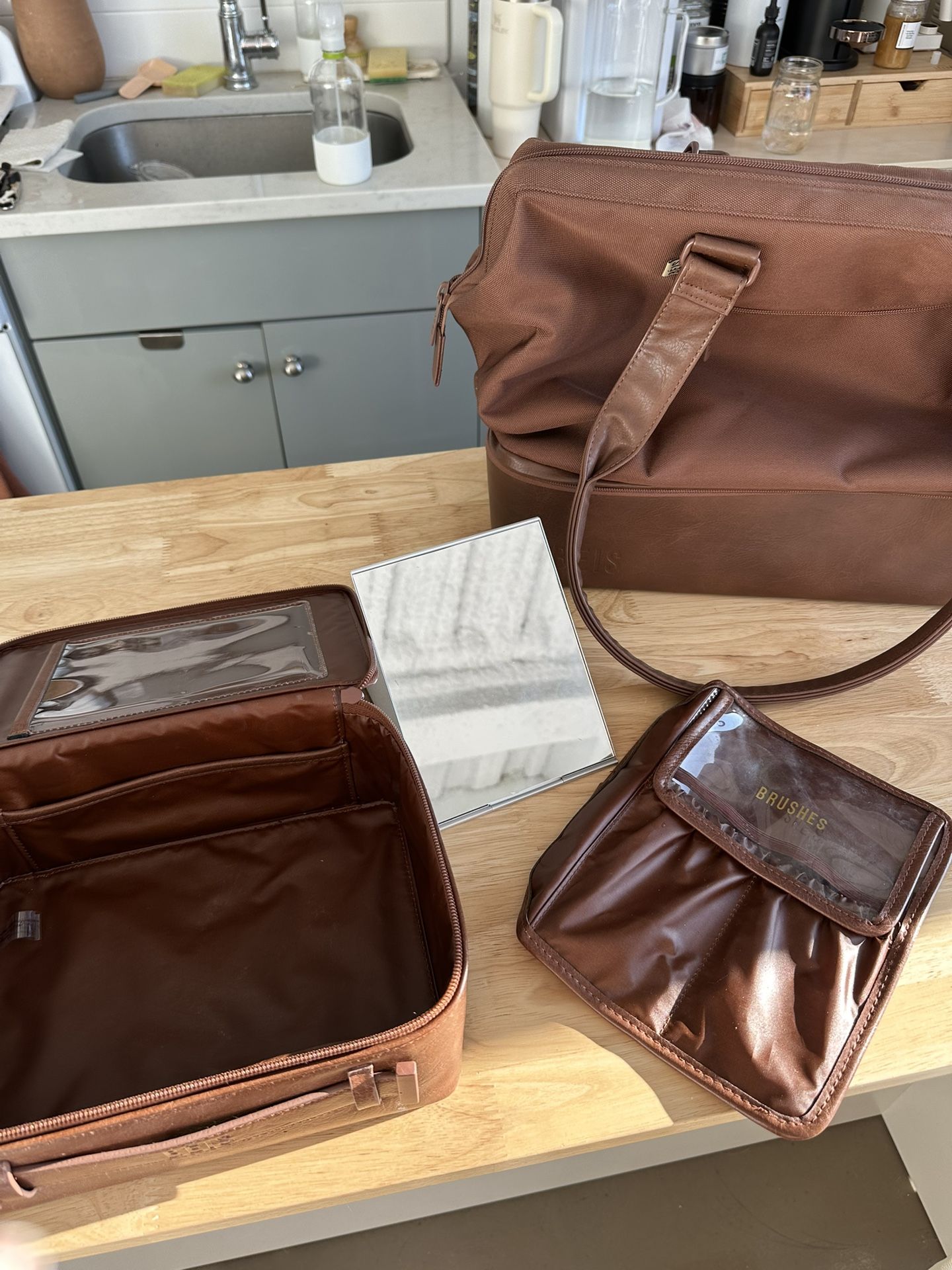 BÉIS Weekender Bag + Matching Cosmetic Case - photo 5