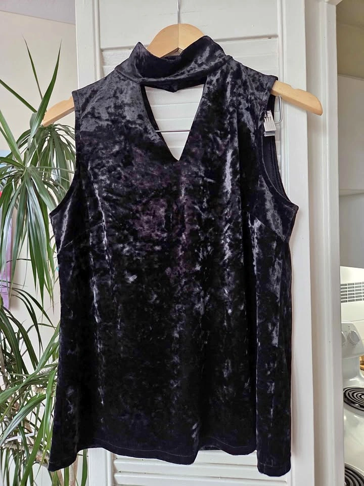 Black velvet top Jones NY
