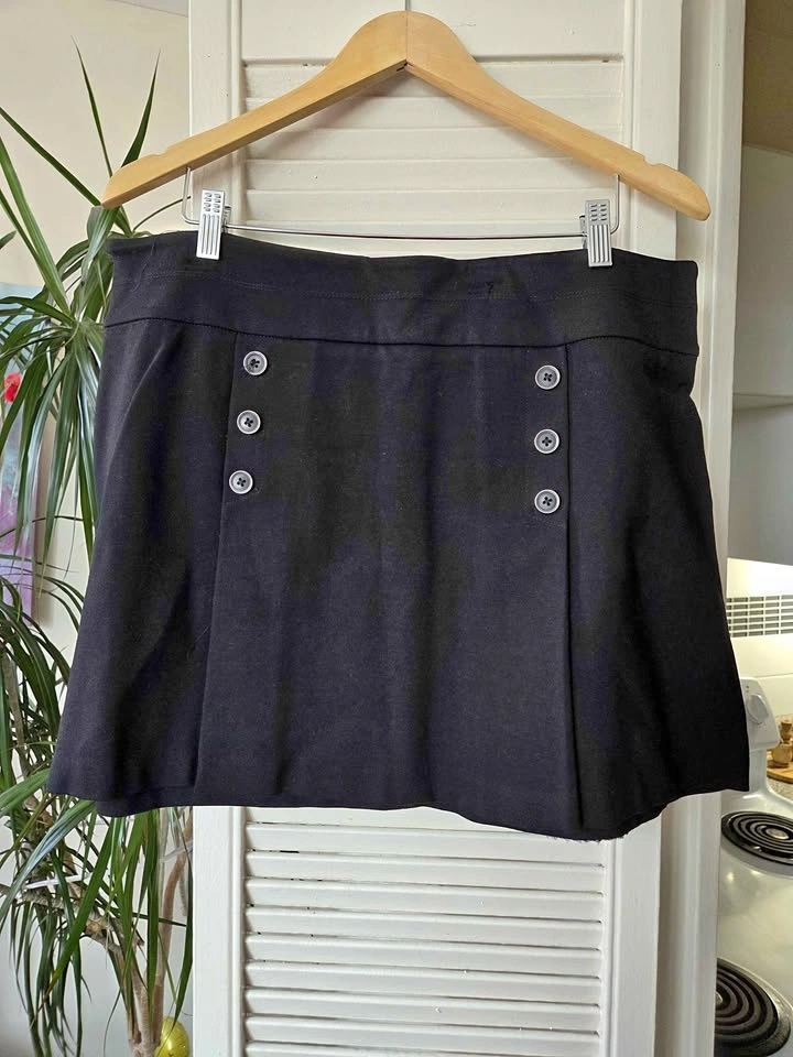 Mini skirt, Le Chateau