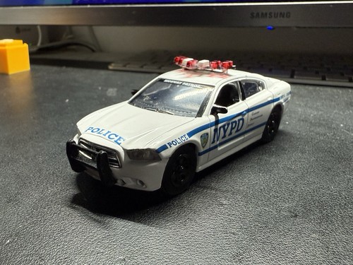 Daron NYPD Dodge Charger 1:43 Scale Die Cast LED Light - photo 2