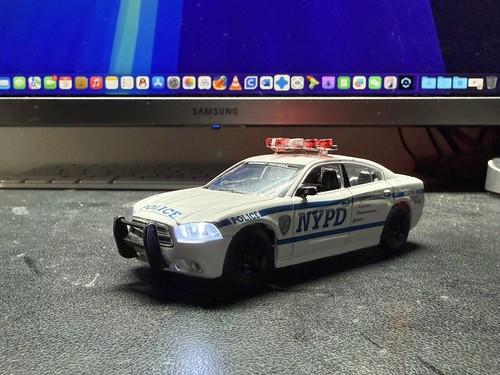 Daron NYPD Dodge Charger 1:43 Scale Die Cast LED Light - photo 3