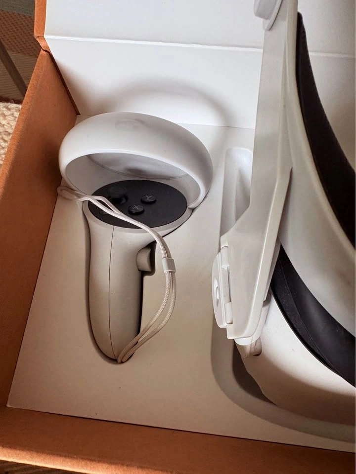 Oculus Quest 2 128GB - Like New - photo 2