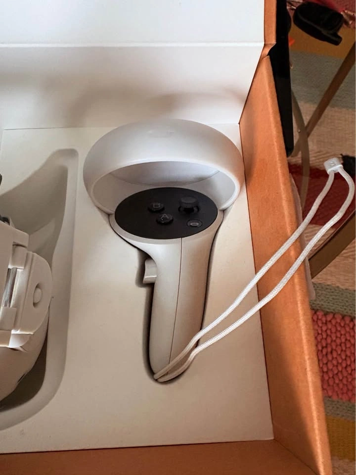 Oculus Quest 2 128GB - Like New - photo 3