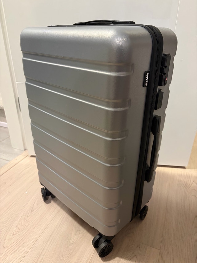 Hardshell Suitcase (24”) with USB & TSA Lock