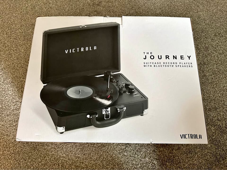 🎶 Victrola Record Player – Works Great – Signed Vinyl 🎶