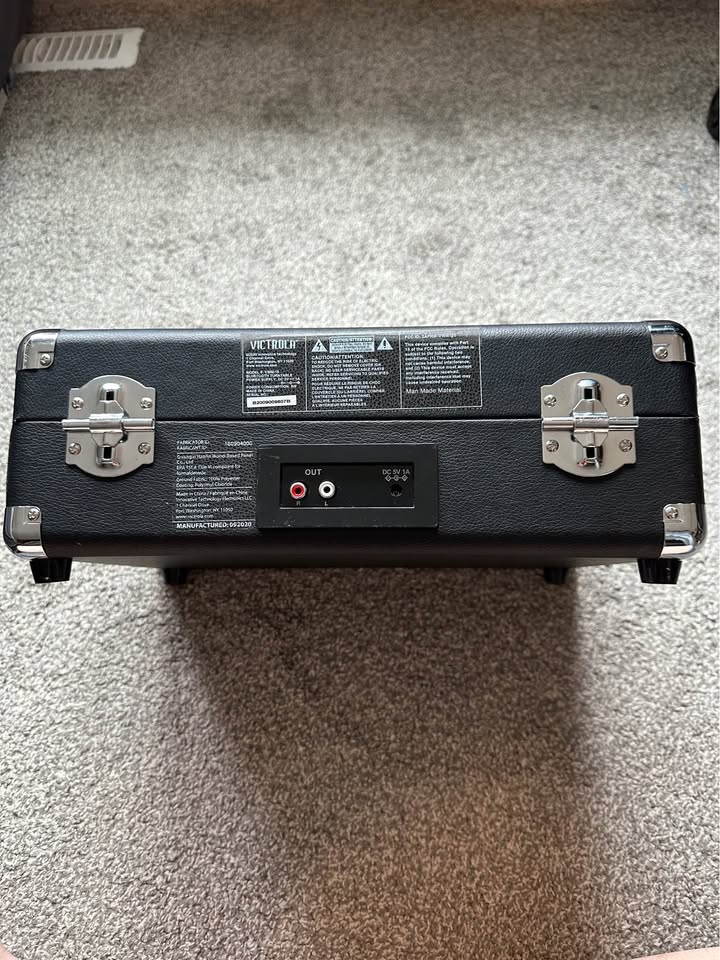 🎶 Victrola Record Player – Works Great – Signed Vinyl 🎶 - photo 4