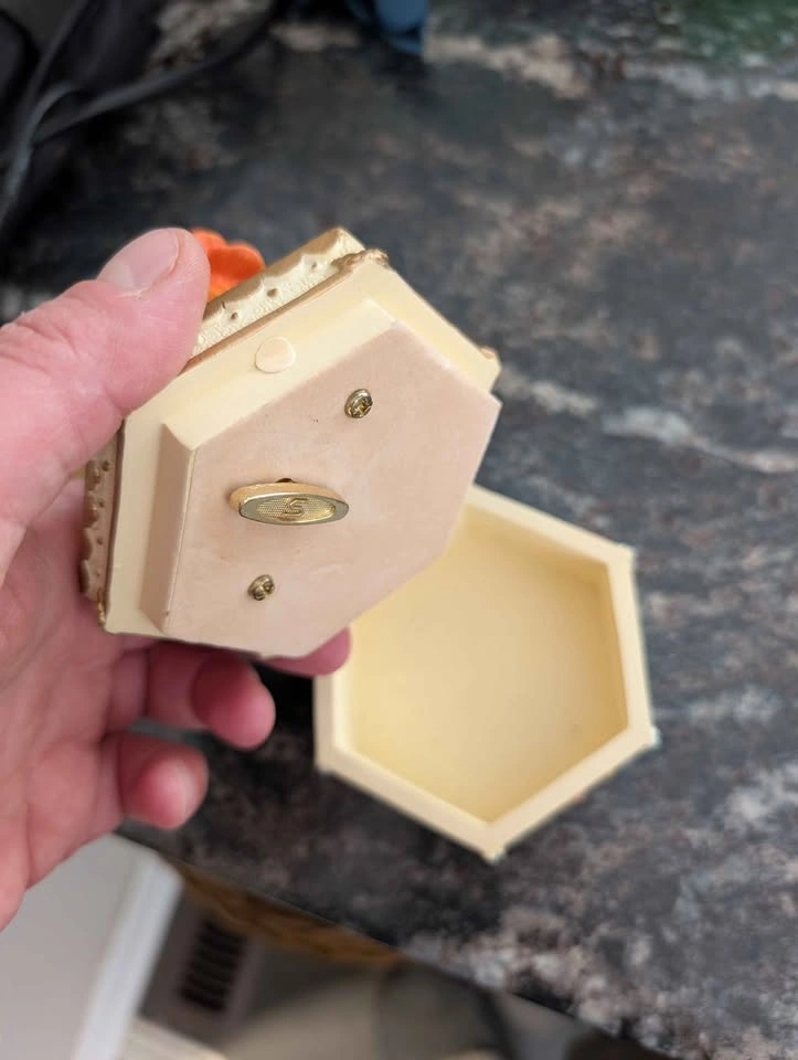 Hummingbird and Floral Musical Trinket Box - photo 3