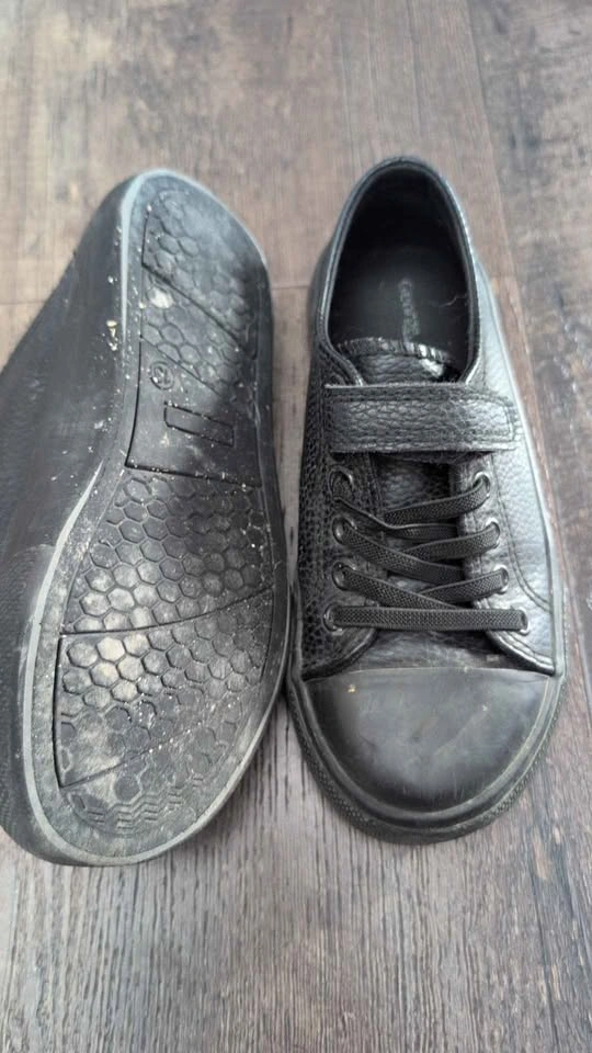 Velcro black kids shoes size 13 - photo 2