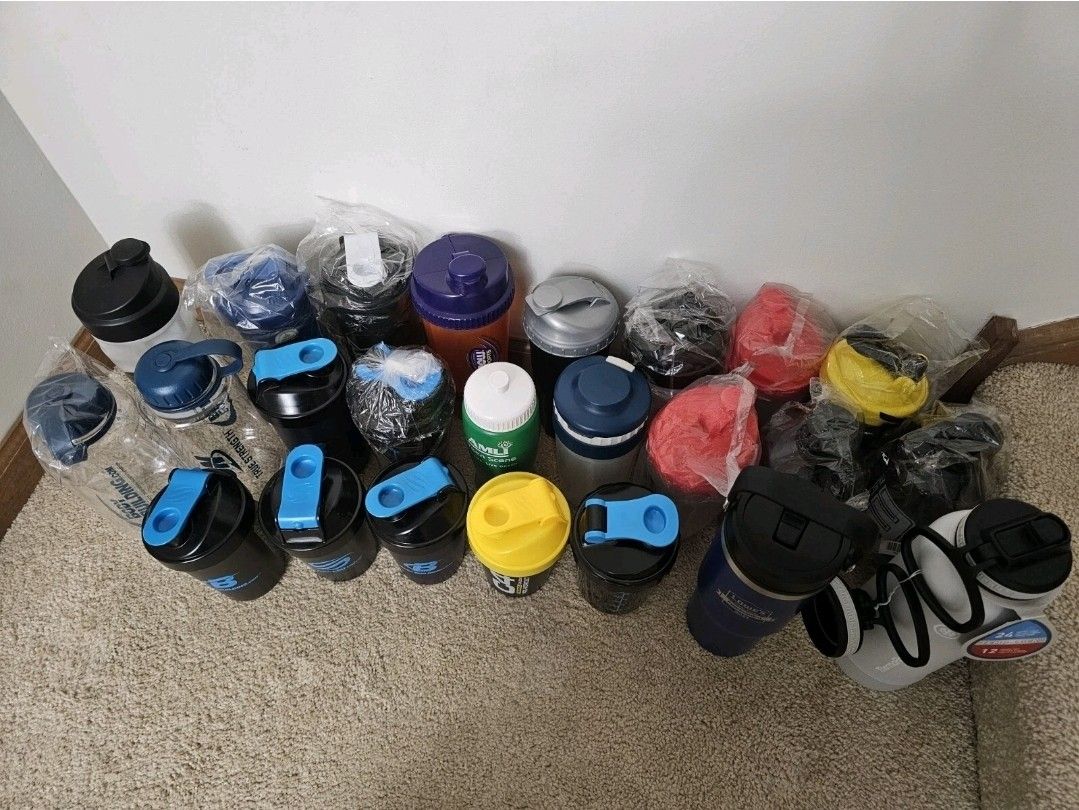 21 Shaker Bottles, 2 Water Bottles & 1 Coffee Mug - photo 2