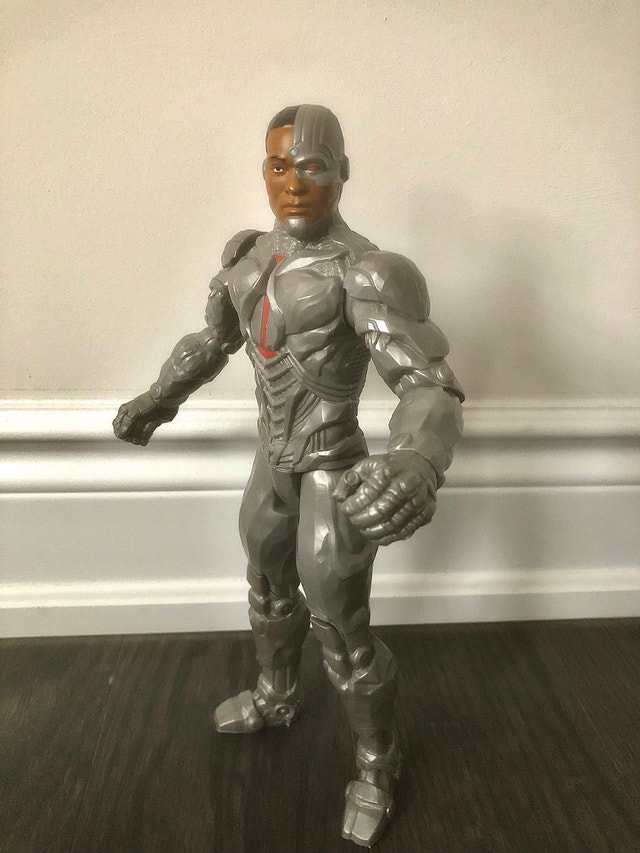 DC COMICS 12” ACTION FIGURES: CYBORG AND THE FLASH - photo 3