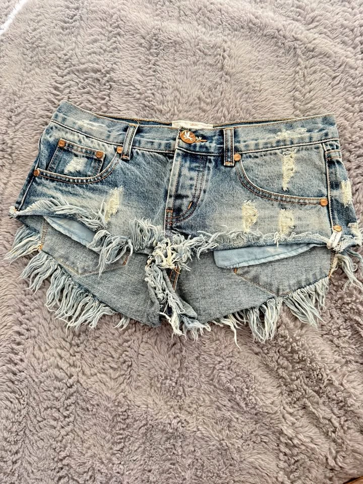 High rise Jean Shorts : Levi's & Aritzia