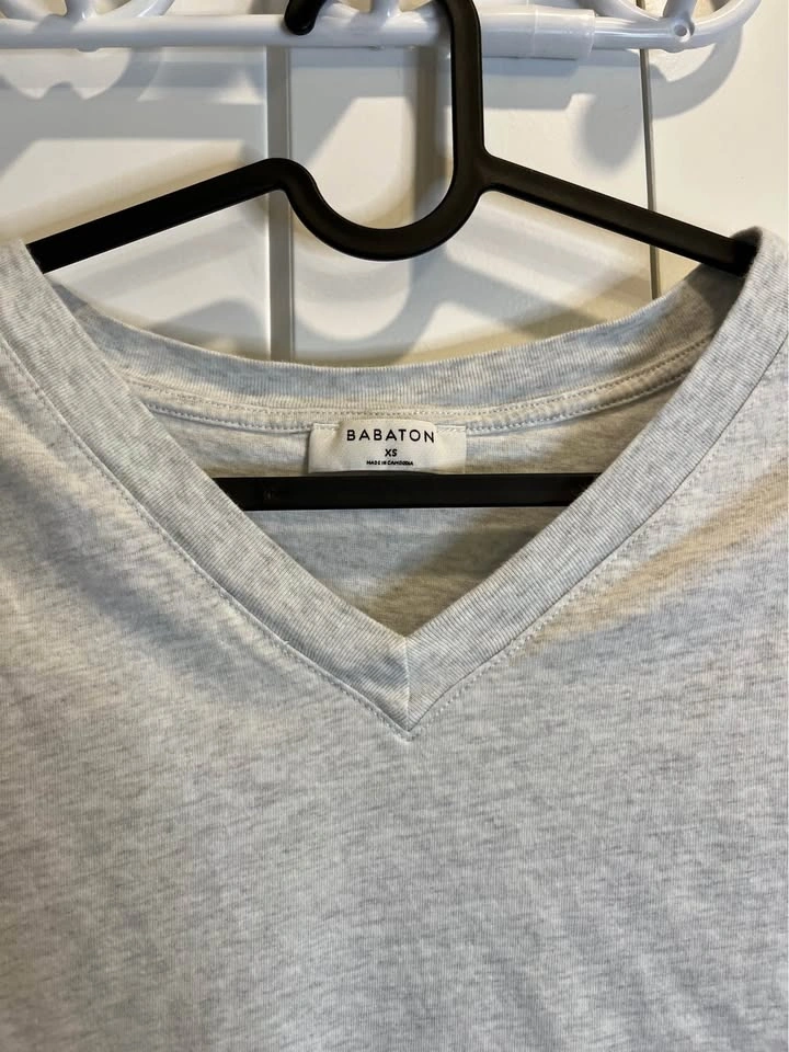 BABATON Light Gray V-Neck Muscle Crop-Top Tee - Size XS - photo 2