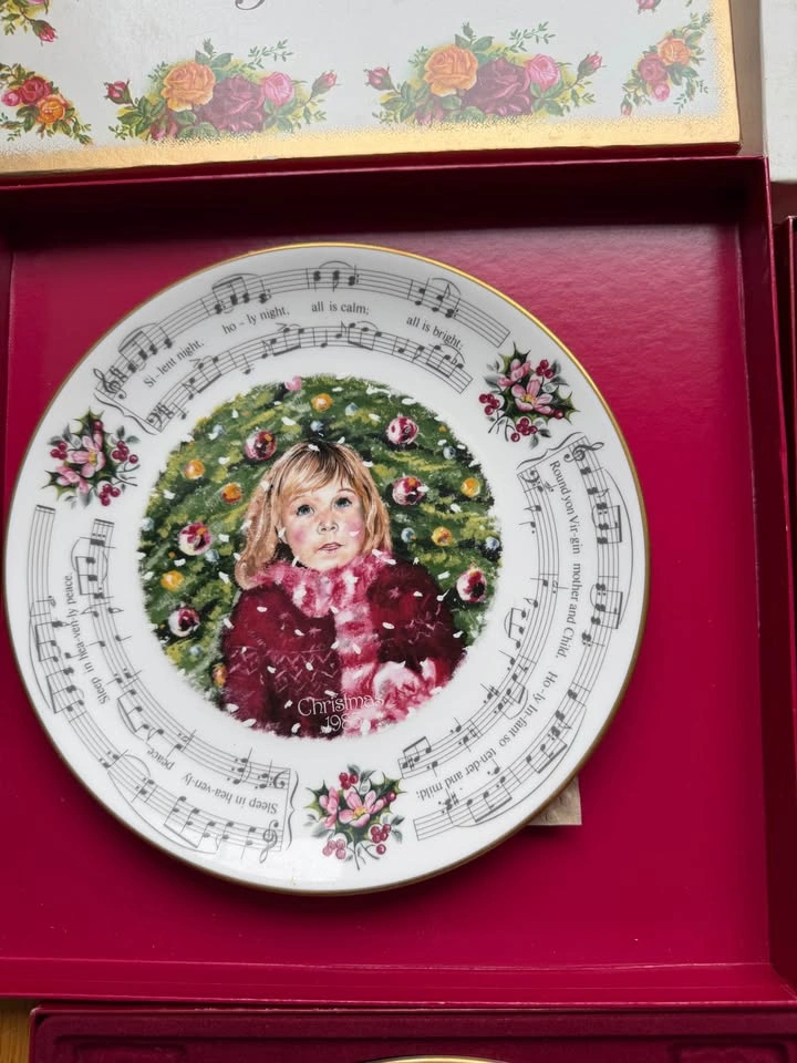 6 Royal Doulton Christmas Carol Plates - photo 2