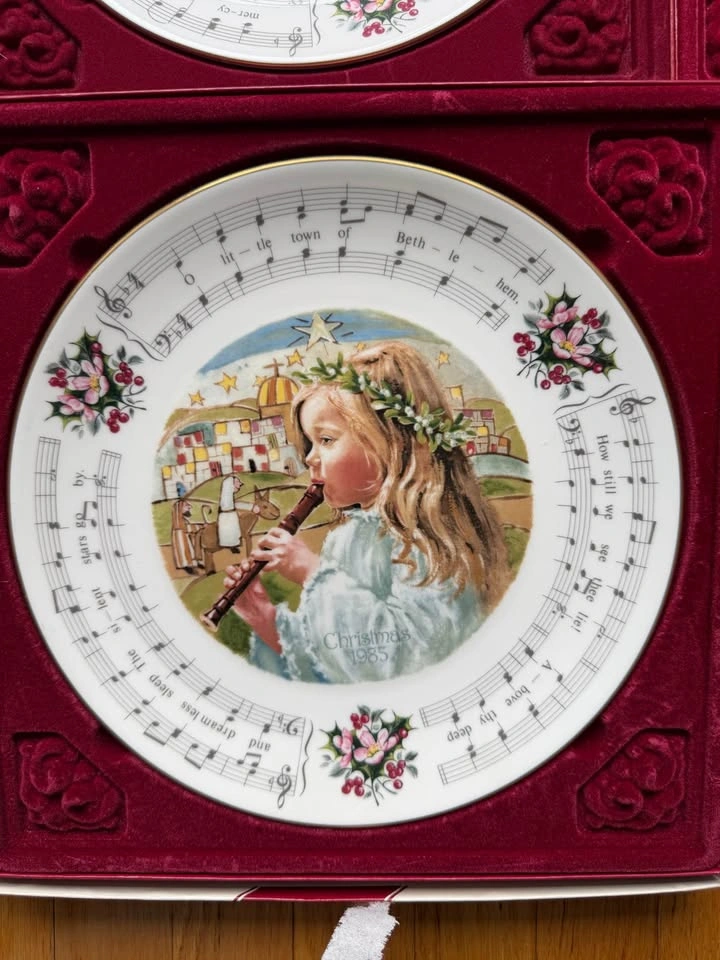 6 Royal Doulton Christmas Carol Plates - photo 4